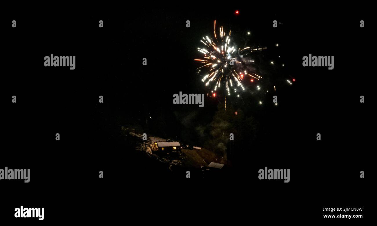 Capodanno, fuochi d'artificio a mezzanotte, Brixen im Thale, Tirolo, Austria Foto Stock