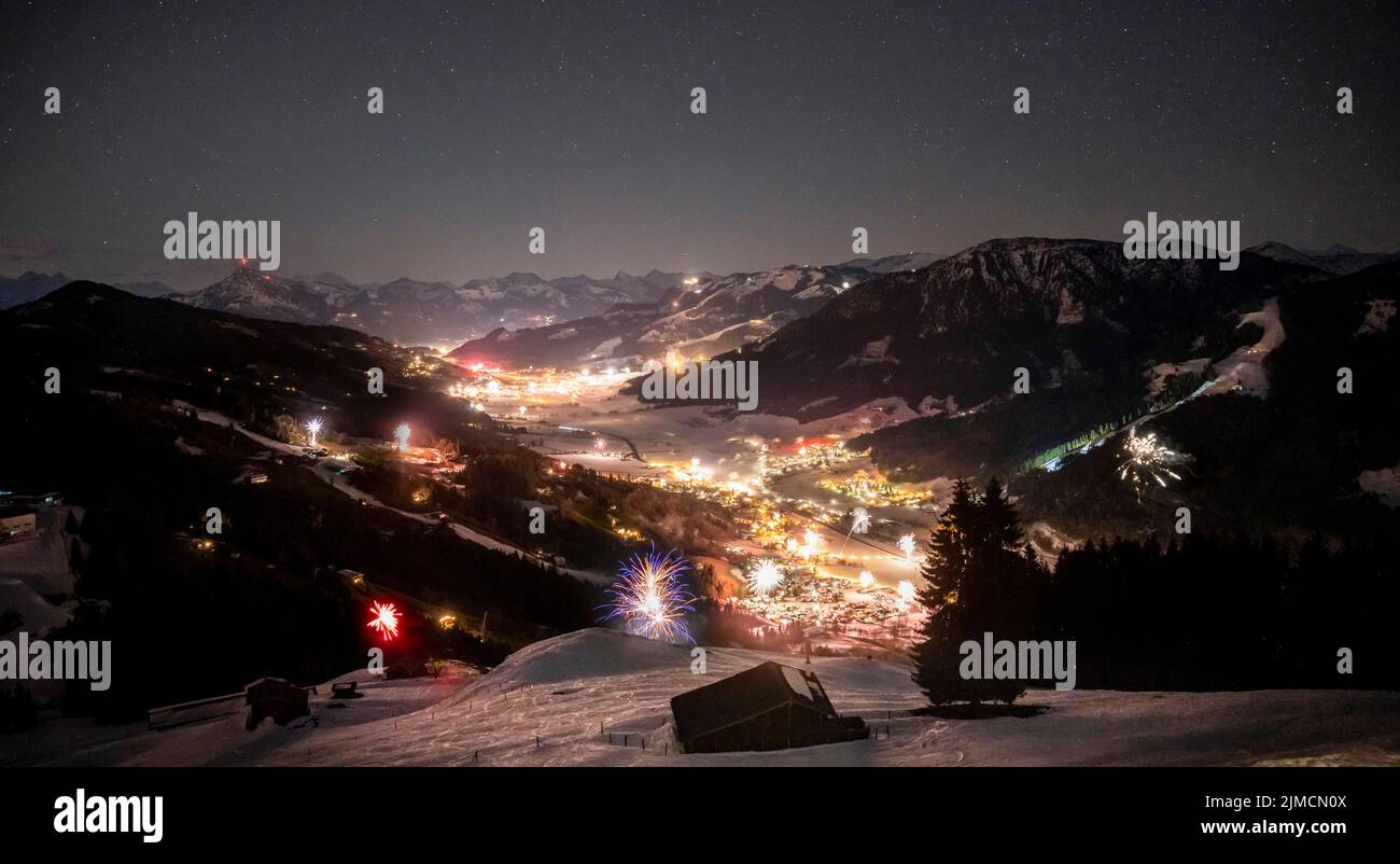 Capodanno in montagna, fuochi d'artificio a mezzanotte, Brixen im Thale, Tirolo, Austria Foto Stock
