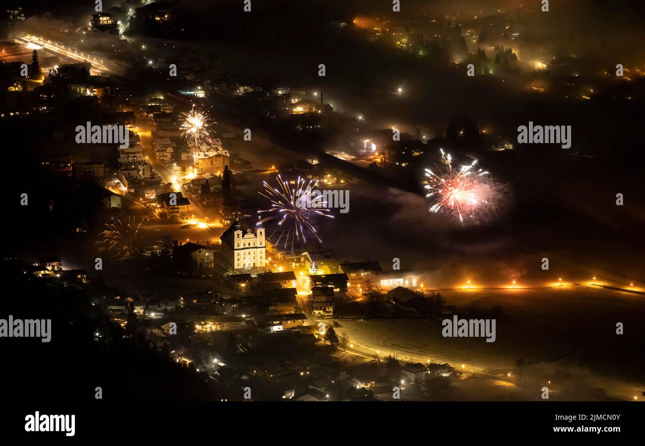 Capodanno, fuochi d'artificio a mezzanotte, Brixen im Thale, Tirolo, Austria Foto Stock