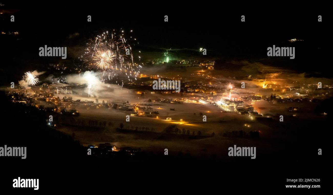 Capodanno, fuochi d'artificio a mezzanotte, Brixen im Thale, Tirolo, Austria Foto Stock