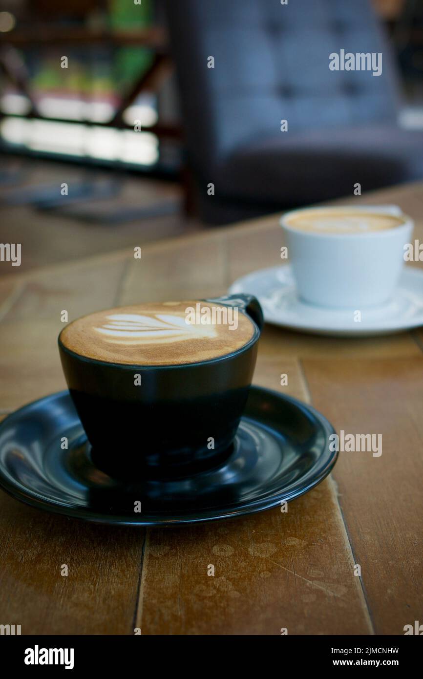 Una tazza calda di caffè in una bella caffetteria. Foto Stock