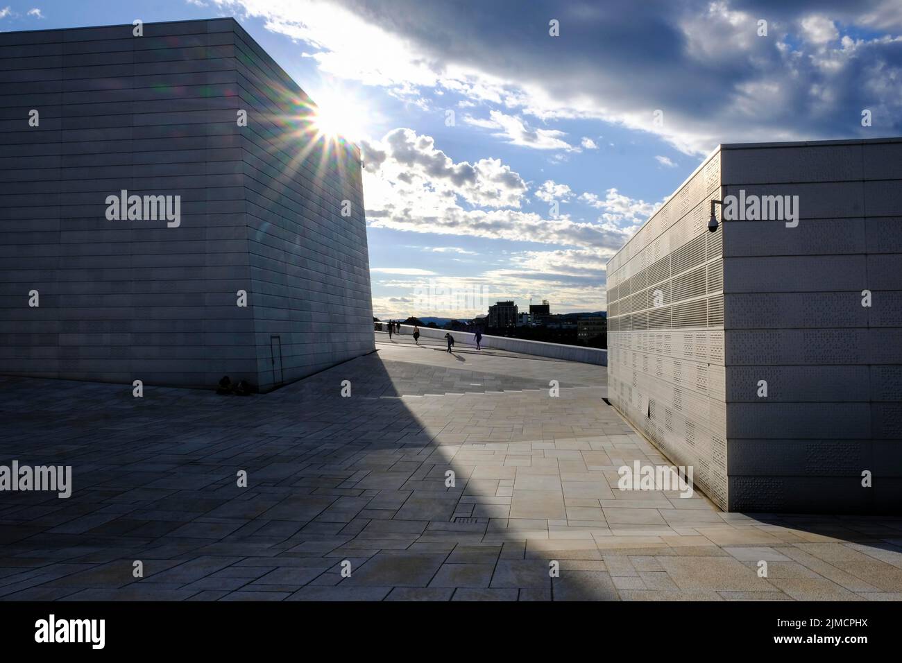 Sul tetto del Teatro dell'Opera di Oslo, Operahuset Oslo, Oslo, Norvegia Foto Stock