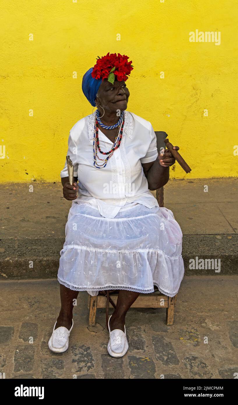 Cuba donna fumare sigaro Foto Stock