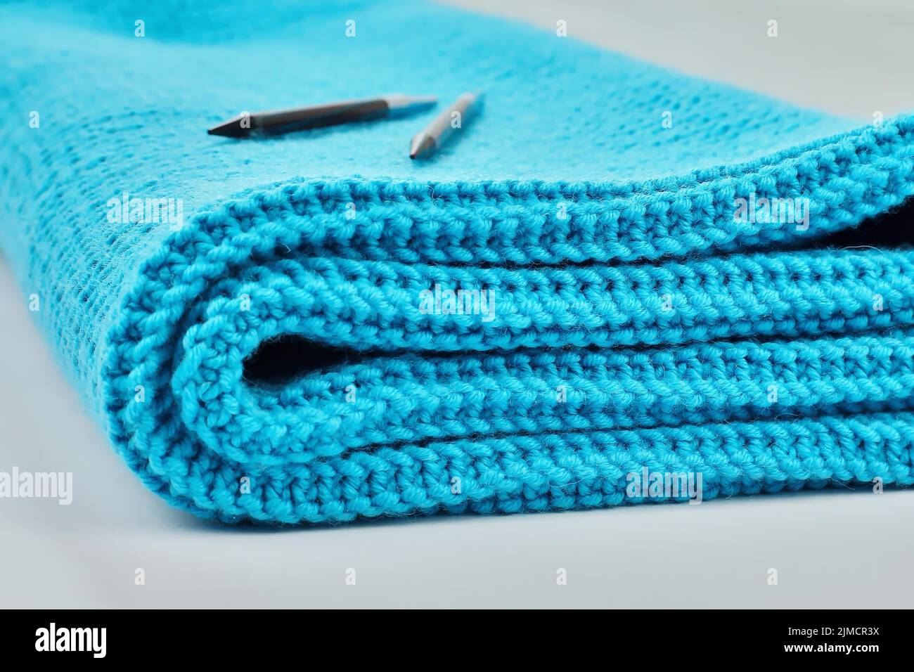 Coperta di lana lavorata a maglia nel colore magenta Foto Stock