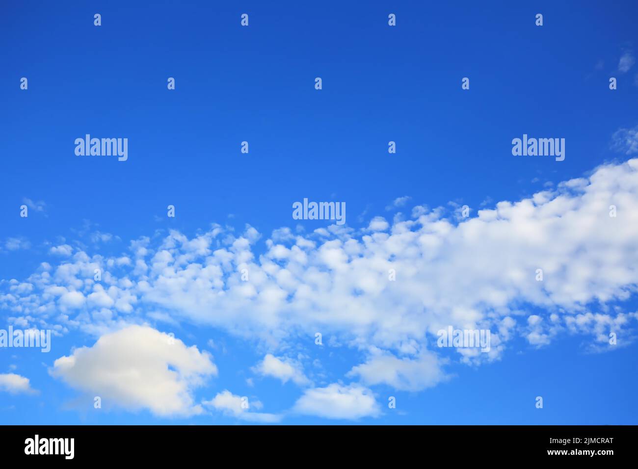 Nuvole bianche con un cielo blu Foto Stock