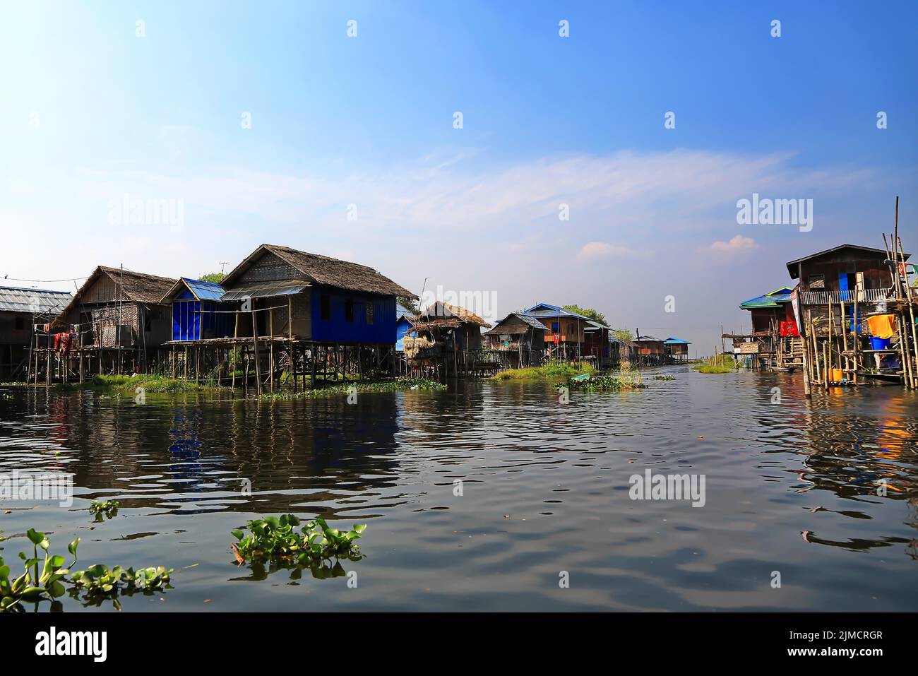 Le case di palafitte a Inle Lake. Myanmar Foto Stock