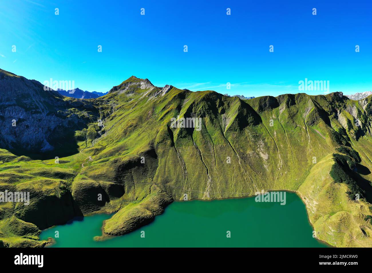 Lo Schrecksee è un piccolo lago di alta montagna con un panorama impressionante. Hinterstein, Alpe di Allgaeu, Baviera, Germania Foto Stock