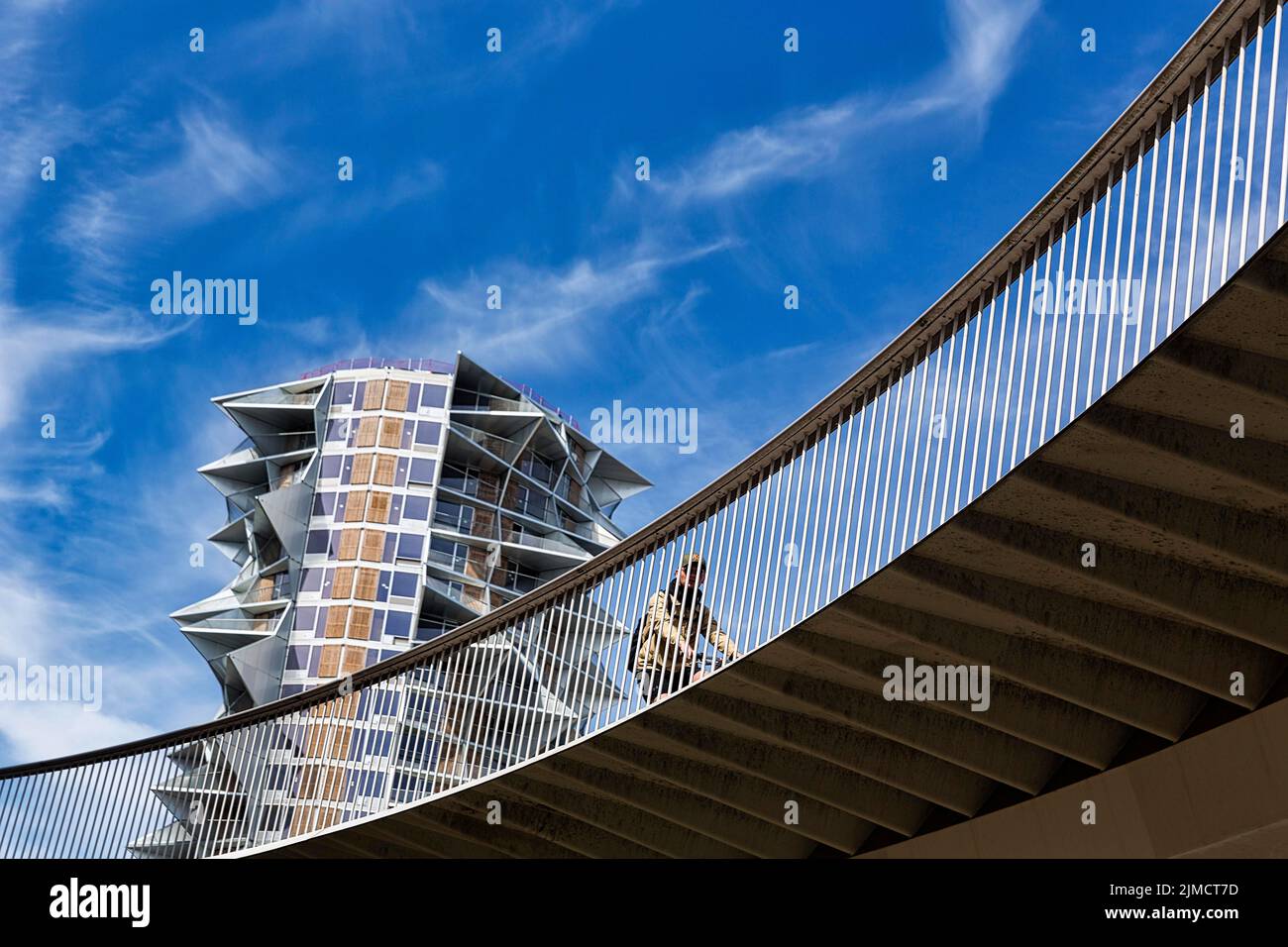 Ciclisti sul ponte presso il grattacielo Kaktus Tower, il ponte ciclistico Cykelslangen, sicurezza stradale, mobilità moderna, architetti Dissing e Weitling Foto Stock