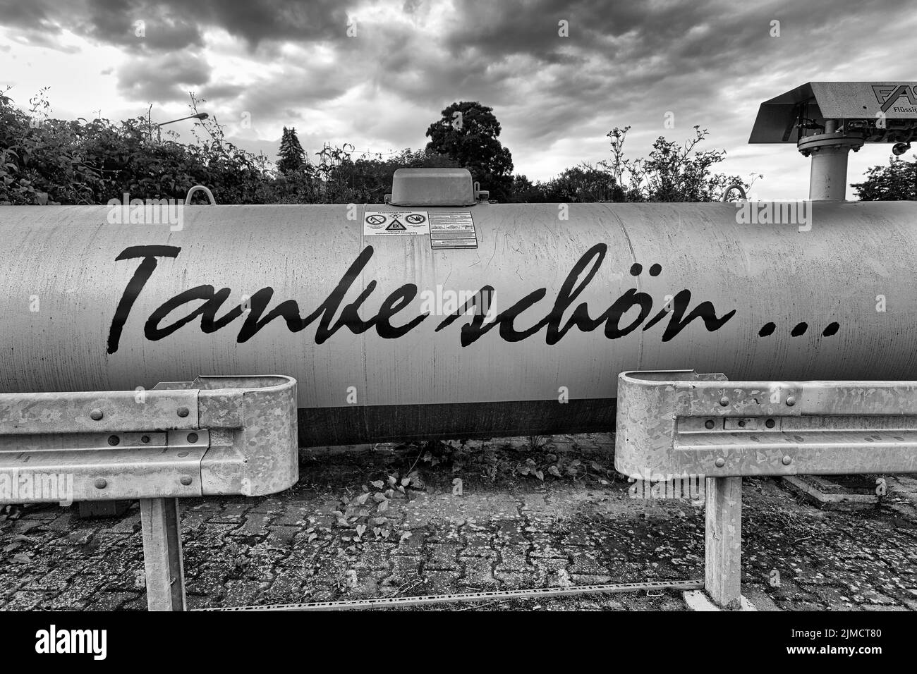 Scritte, assurdo slogan Tanke schoen auf Gasank, pubblicità per gas liquido presso la stazione di benzina, combustibile fossile, carenza di materie prime, Ucraina Foto Stock