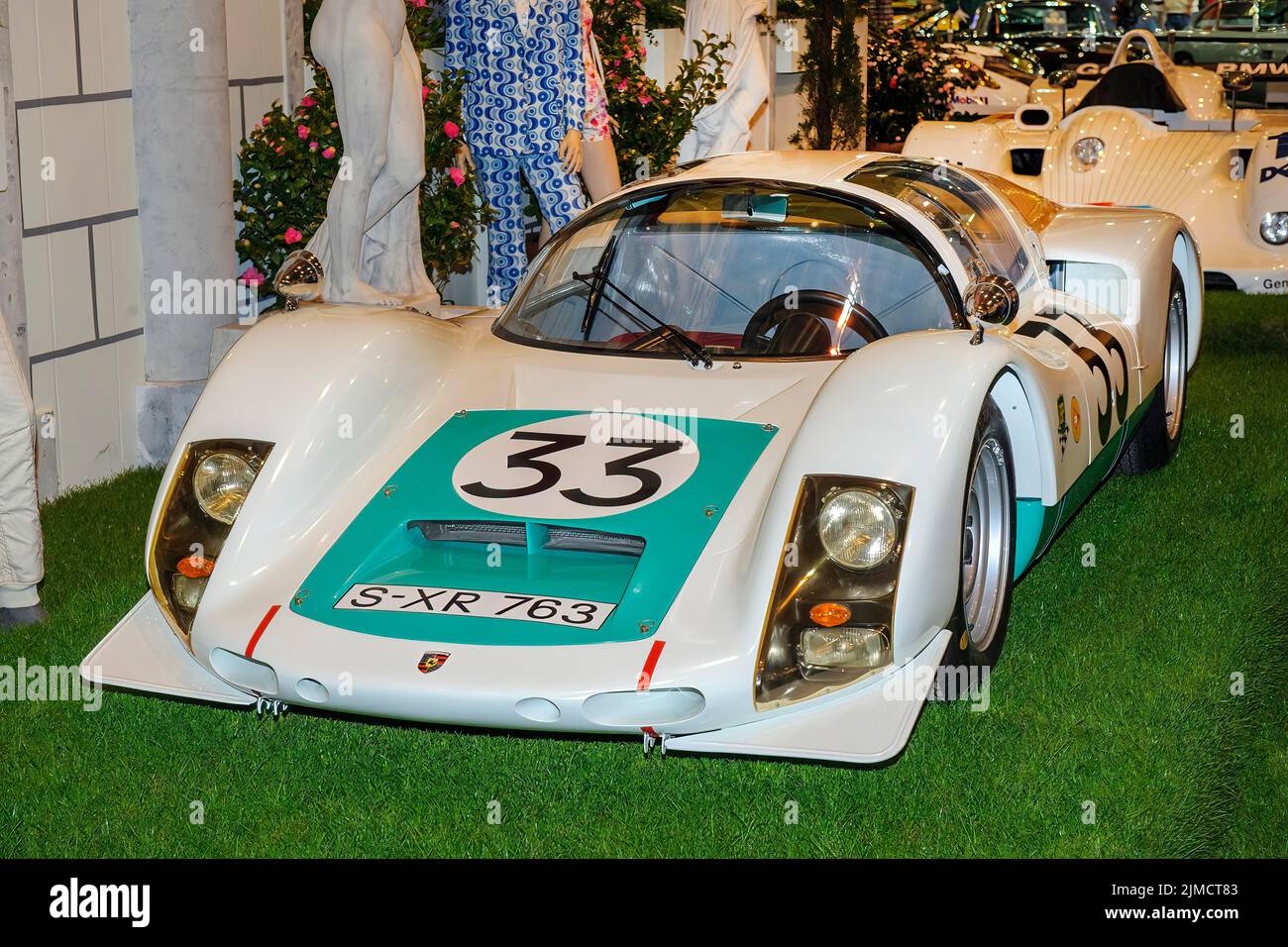 Storica auto da corsa classica per motorsport Porsche 906 le Mans 1966 No. 33 dal 60s, fiera Techno classica, Essen, Renania settentrionale-Vestfalia Foto Stock