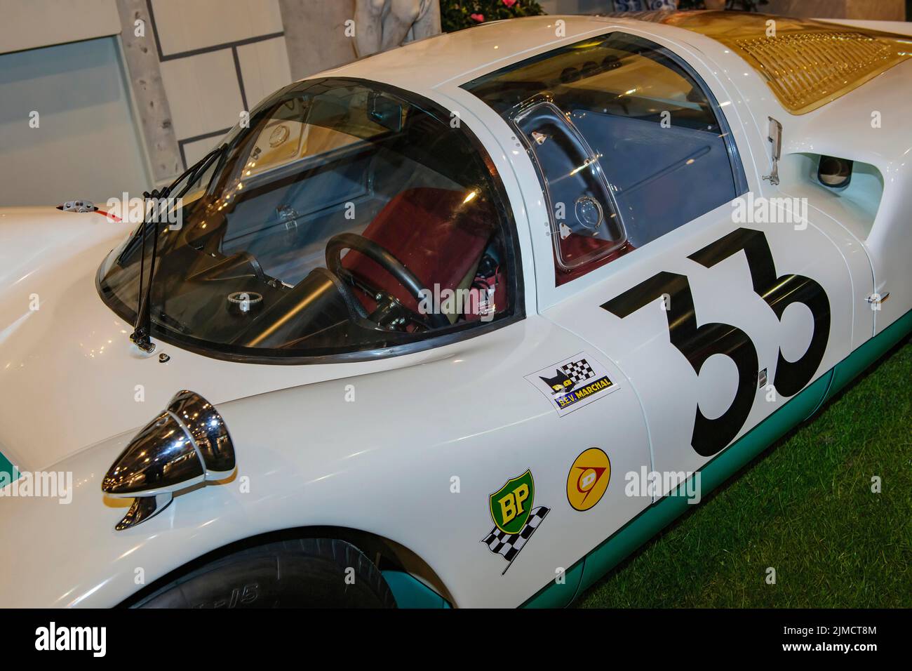 Cabina conducente di auto da corsa classica storica per il motorsport Porsche 906 le Mans 1966 No. 33 da 60s, fiera Techno classica, Essen, Nord Foto Stock