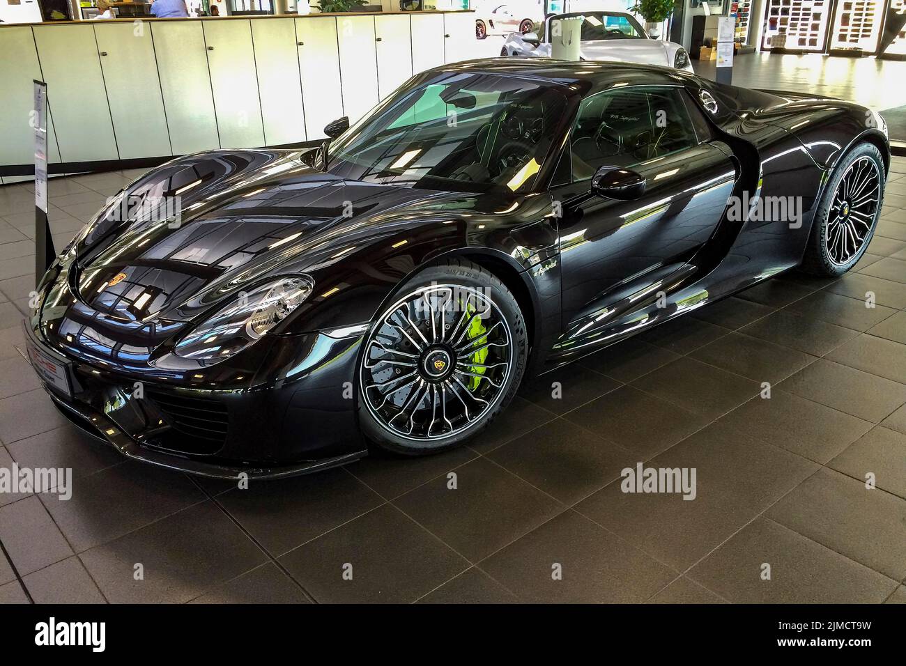 Vettura sportiva Supercar Porsche 918 ibrida, plug-in ibrida con due motori elettrici e motore medio nello showroom Porsche, Germania Foto Stock