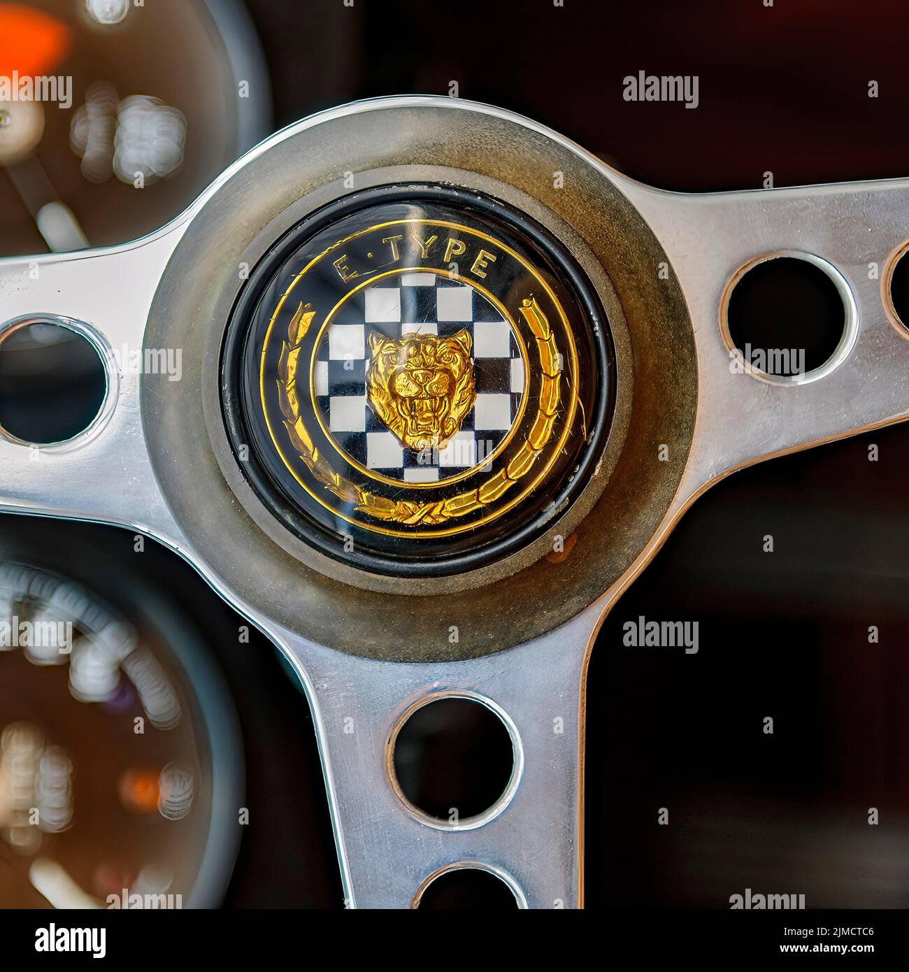 Volante della storica auto sportiva classica inglese Roadster auto classica Jaguar e con logo emblema testa della scritta Jaguar e-Type, fiera Techno Foto Stock