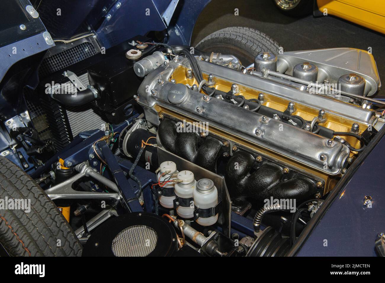 Vista sotto il cofano della storica auto sportiva classica Jaguar e-Type Serie 1 Roadster con motore da 3-8 litri a pianale piatto a 6 cilindri Foto Stock