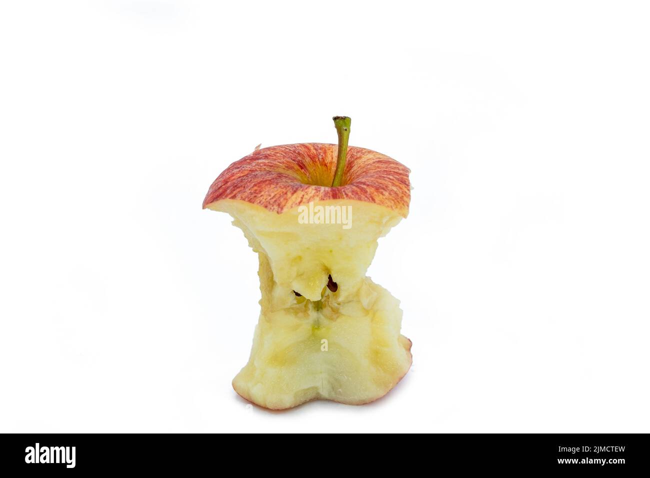 Il nucleo di mela rossa matura dopo l'amaro su fondo bianco Foto Stock