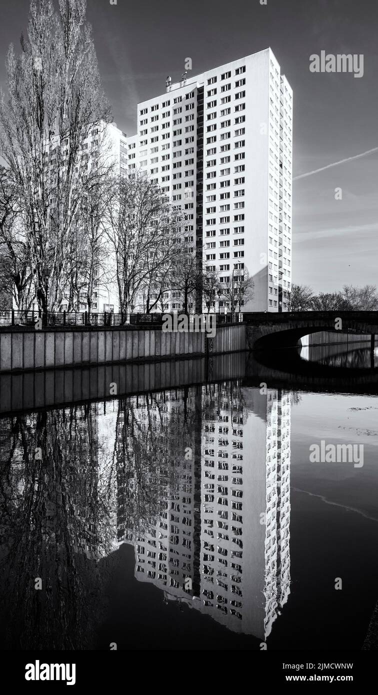 Alto edificio bianco e nero con appartamenti in affitto, Fischerinsel, Berlino, Germania Foto Stock