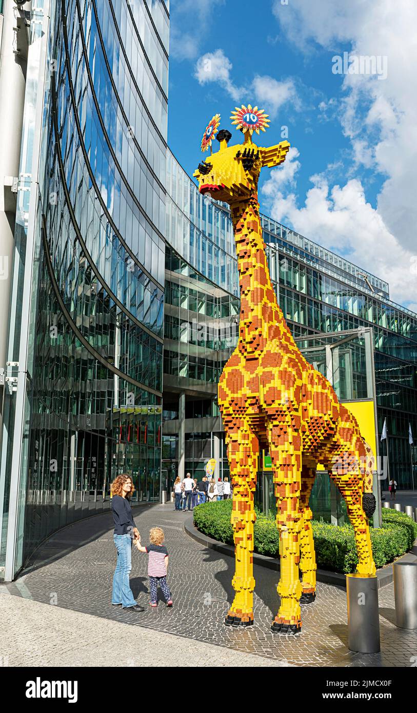 Giraffa realizzata in mattoni Lego di fronte all'ingresso di Legoland presso il Sony Centre, Potsdamer Platz, Berlino, Germania Foto Stock