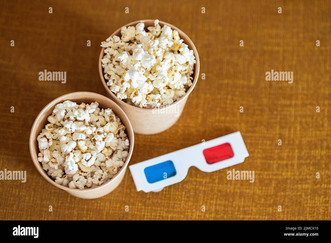 Comodo divano blu posto su tappeto contro la parete con TV e camino in  appartamento luminoso ed elegante con una porta aperta che conduce alla  cucina luminosa Foto stock - Alamy