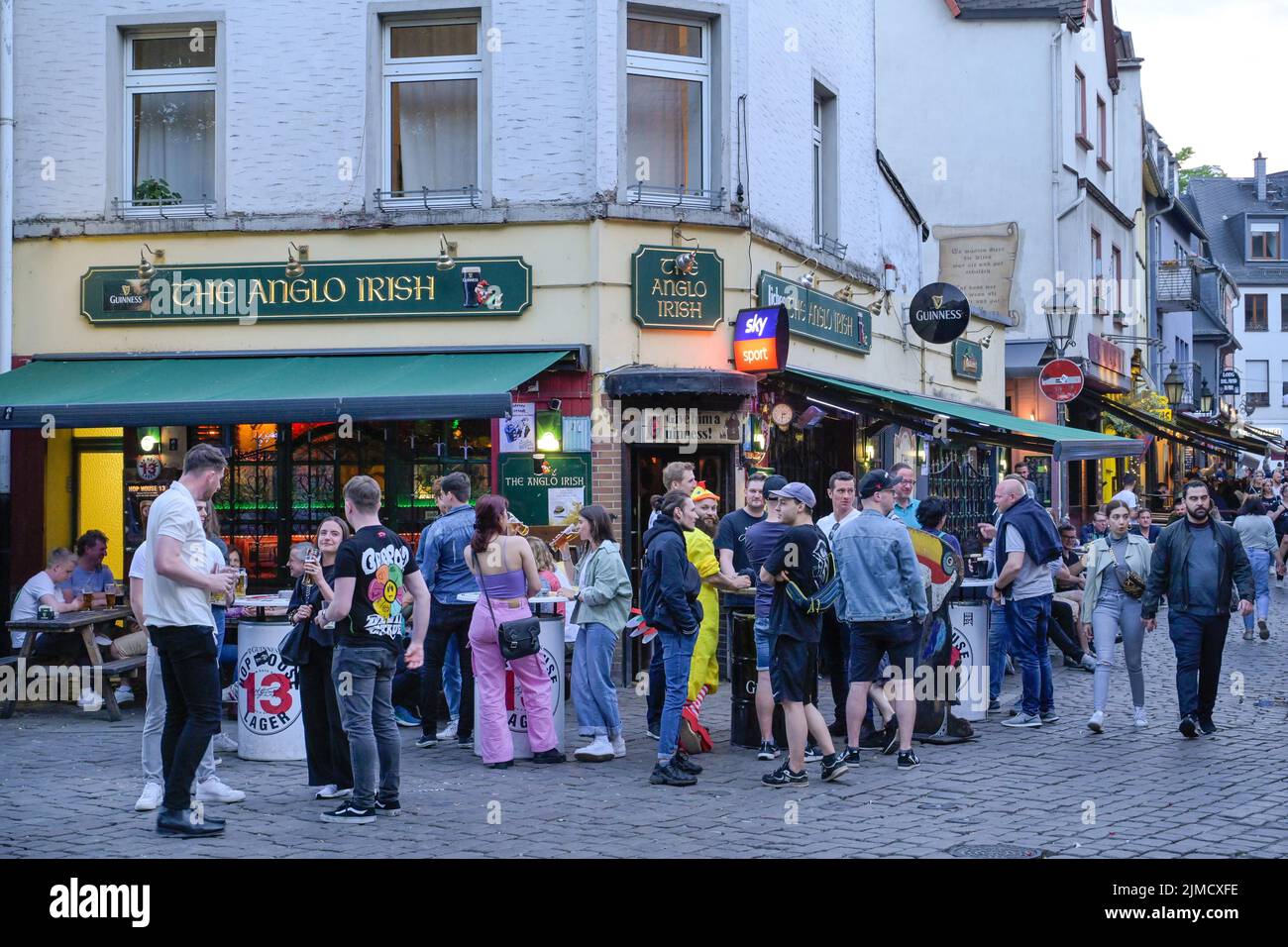 The Anglo Irish, pub, gente di partito, quartiere della vita notturna, Kleine Rittergasse, Alt-Sachsenhausen, Francoforte sul meno, Assia, Germania Foto Stock