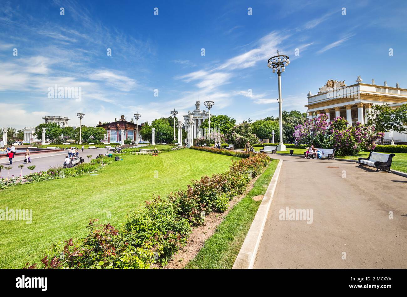 Persone che riposano sulla piazza vicino alla fontana amicizia di persone nel parco VDNH a Mosca. Russia Foto Stock