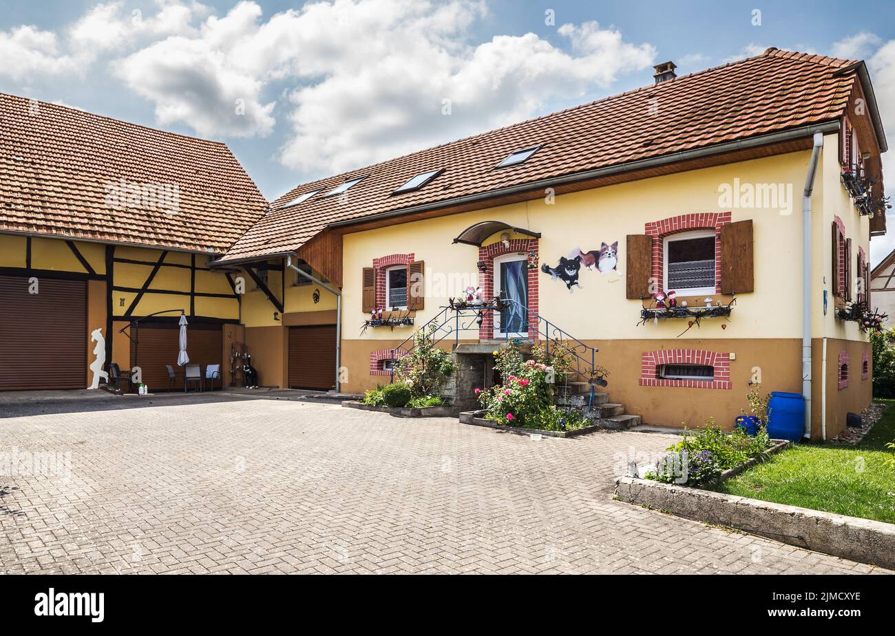 Una casa splendidamente decorata in una piccola città Waldighoffen nella regione Alsazia, nella Francia orientale Foto Stock