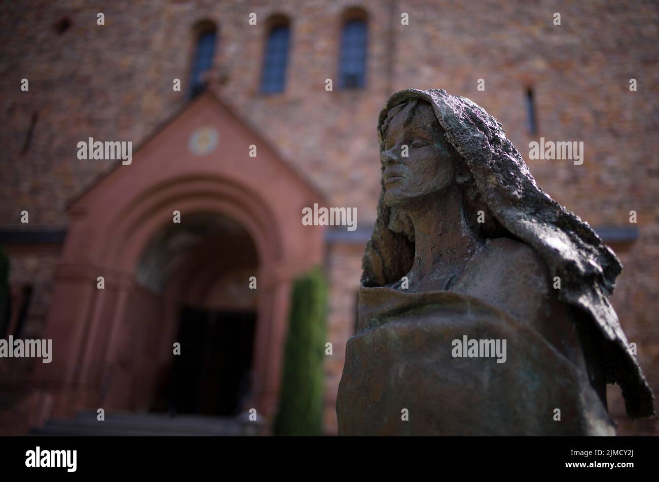 Statua di San Hildegard di Bingen di fronte alla chiesa abbaziale, Abbazia di San Hildegard, Abbazia benedettina, Eibingen vicino Ruedesheim, Rheingau, Taunus Foto Stock