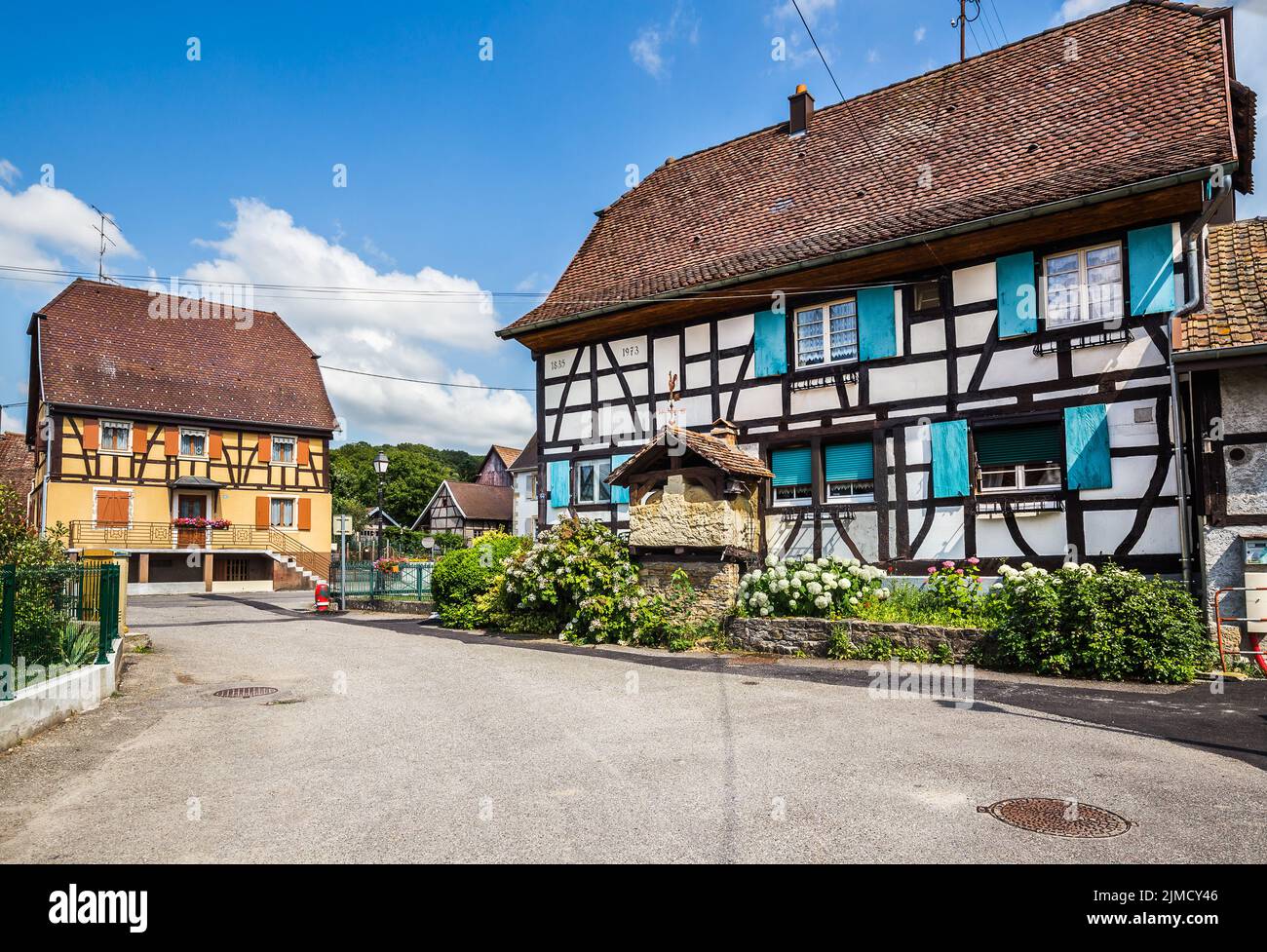 Una piccola città antica Waldighoffen nella regione dell'Alsazia, nella Francia orientale Foto Stock