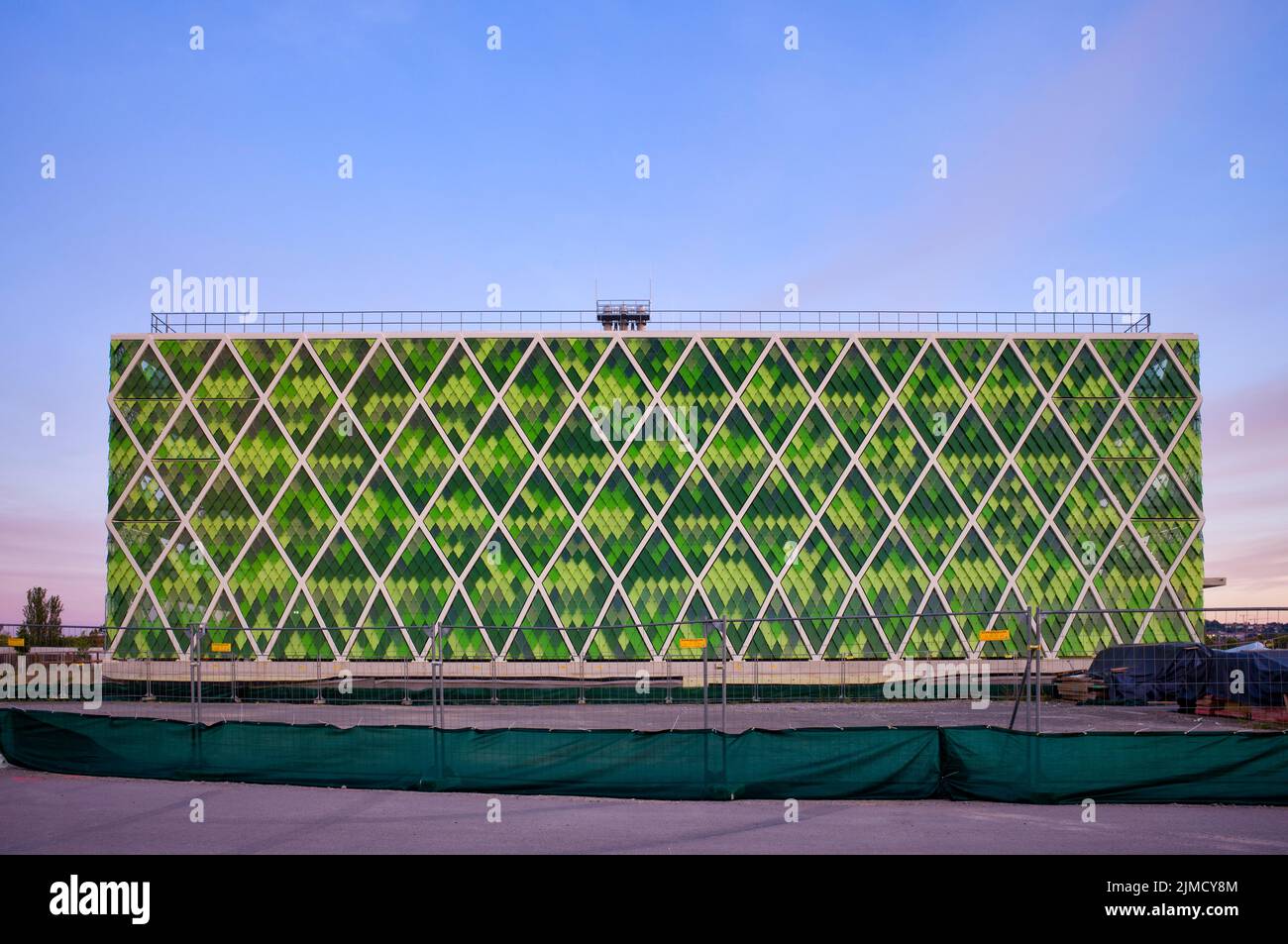 Isolamento acustico e ventilazione naturale attraverso la struttura a nido d'ape in un nuovo edificio ibrido, edificio ad uso misto, Q16 Quaratiersparkhaus, architetti Foto Stock