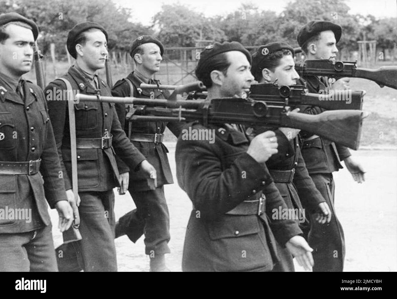 Sfilata militare del Milice nel 1944. La Milice era un collaboratore, Vicjy organizzazione militare francese istituito per combattere la resistenza francese Foto Stock