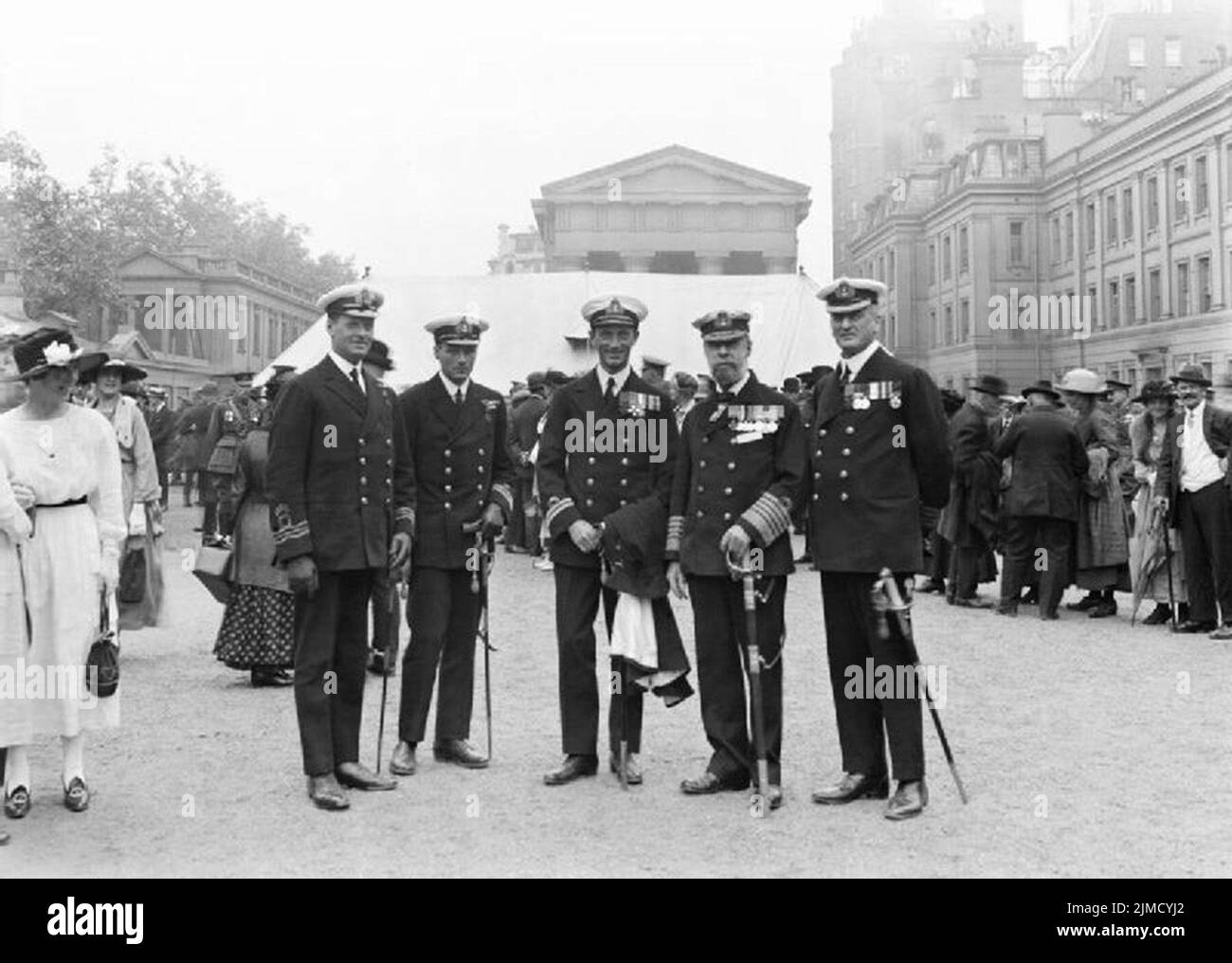 Gruppo di VC Navali ad una festa data per i possessori della Victoria Cross da re George V a Wellington Barracks. Da sinistra a destra: Percy Thompson Dean, Gordon Charles Steele, Augustus William Shelton Agar, Arthur Knyvet Wilson (in seguito Ammiraglio Sir Arthur Wilson) e Edward Unwin. Foto Stock