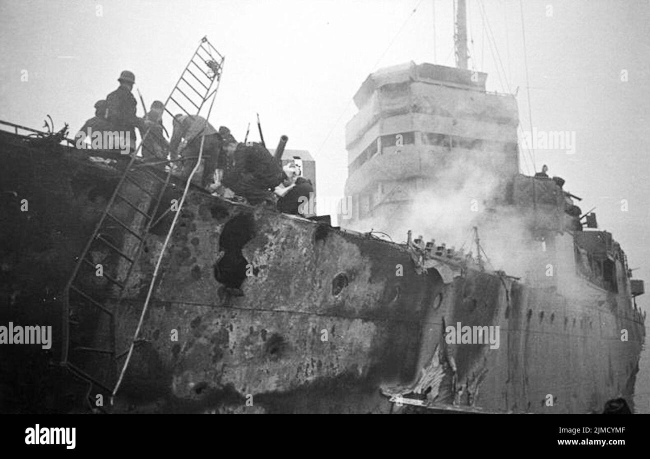 HMS Campbelltown si è incastrato nelle porte del molo a St Nazaire durante l'audace raid di St Nazaire. La nave era piena di esplosivi e l'esplosione ha messo fuori servizio il bacino asciutto per la rst della guerra. Foto di Bundesarchiv, Bild 101II-MW-3722-19 / Kramer / CC-BY-SA 3,0, CC BY-SA 3,0 Foto Stock