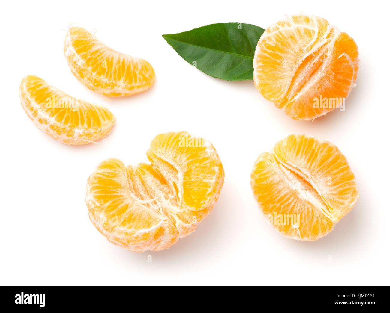 Arance mandarine sbucciate isolate su sfondo bianco Foto Stock