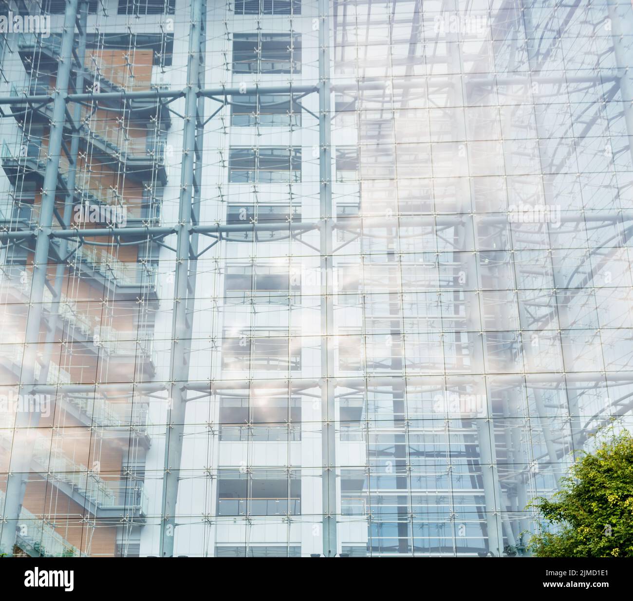Sfondo architettonico di un alto e moderno edificio con una facciata di vetro chiaro Foto Stock
