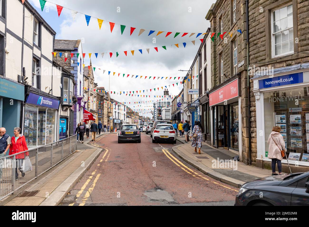 Clitheroe centro città, Ribble valle città nel Lancashire, estate soleggiato giorno 2022 con strada coniglietti, Inghilterra, Regno Unito Foto Stock