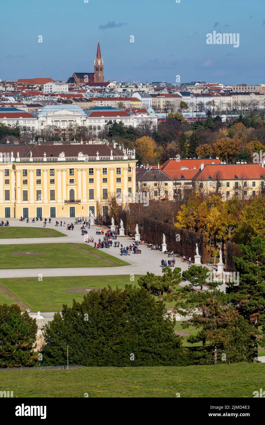 Paesaggio urbano con vista edifici storici del Palazzo Schonbrunn a Vienna. Foto Stock