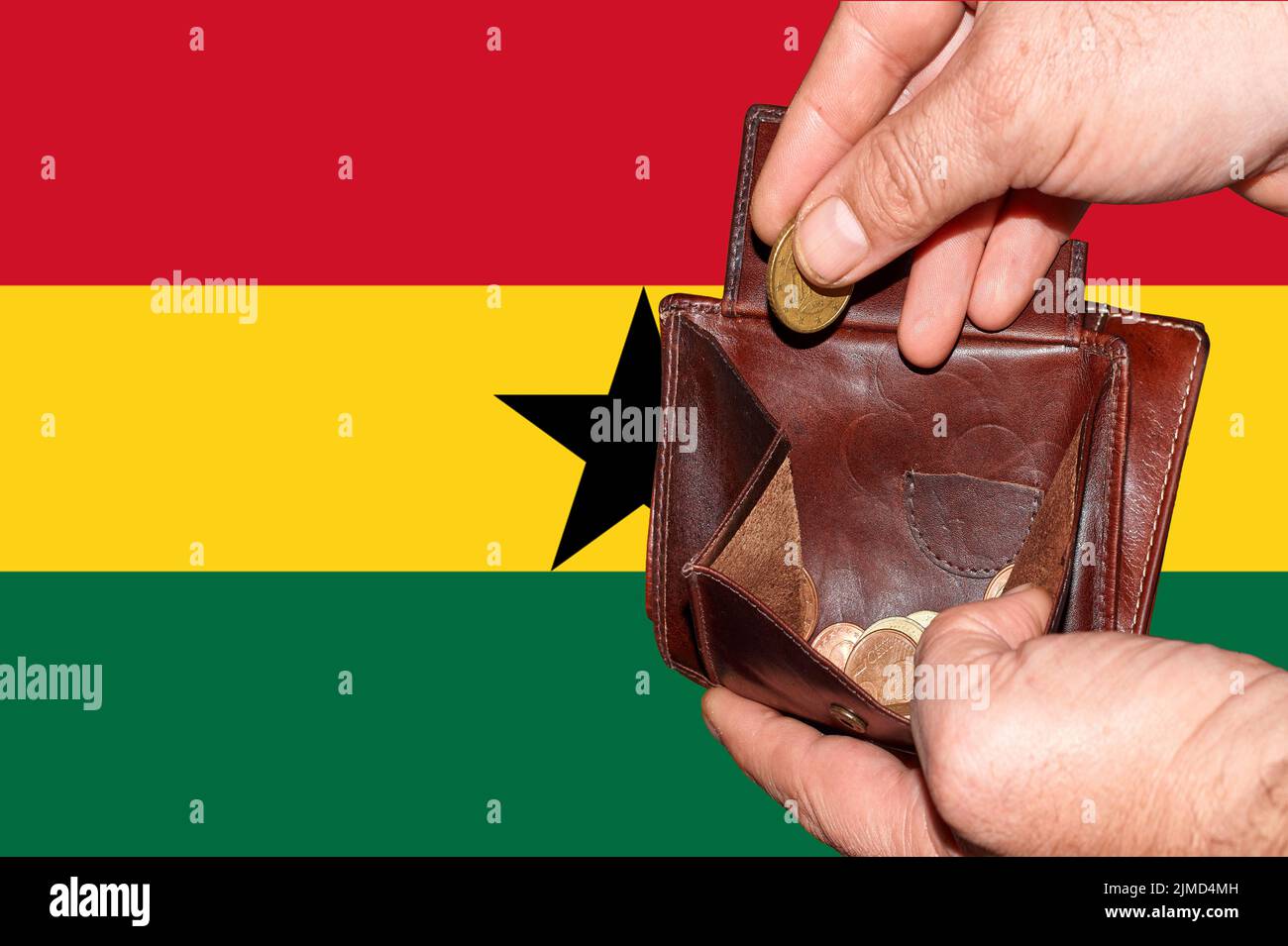 Il portafoglio vuoto mostra la crisi economica finanziaria globale innescata dal virus della corona in Ghana Foto Stock