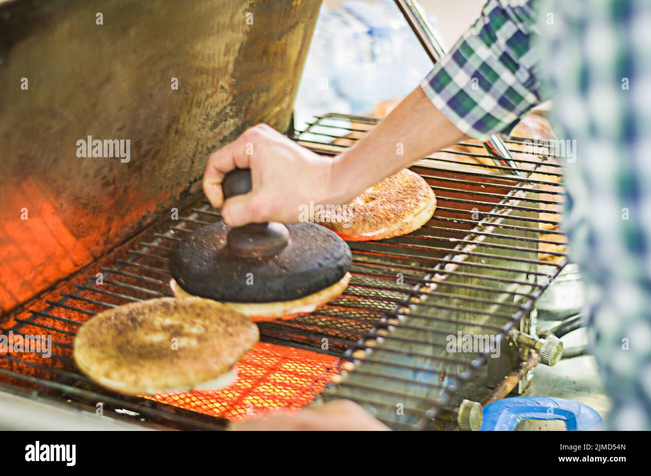 Libanese che prepara il tipico sesamo e pane al formaggio, centro di Tripoli, città del Libano settentrionale. Le Foto Stock