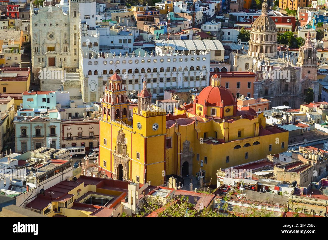 Vista panoramica della Basilica di nostra Signora, bella chiesa gialla della città di Guanajuato, Messico. Foto Stock