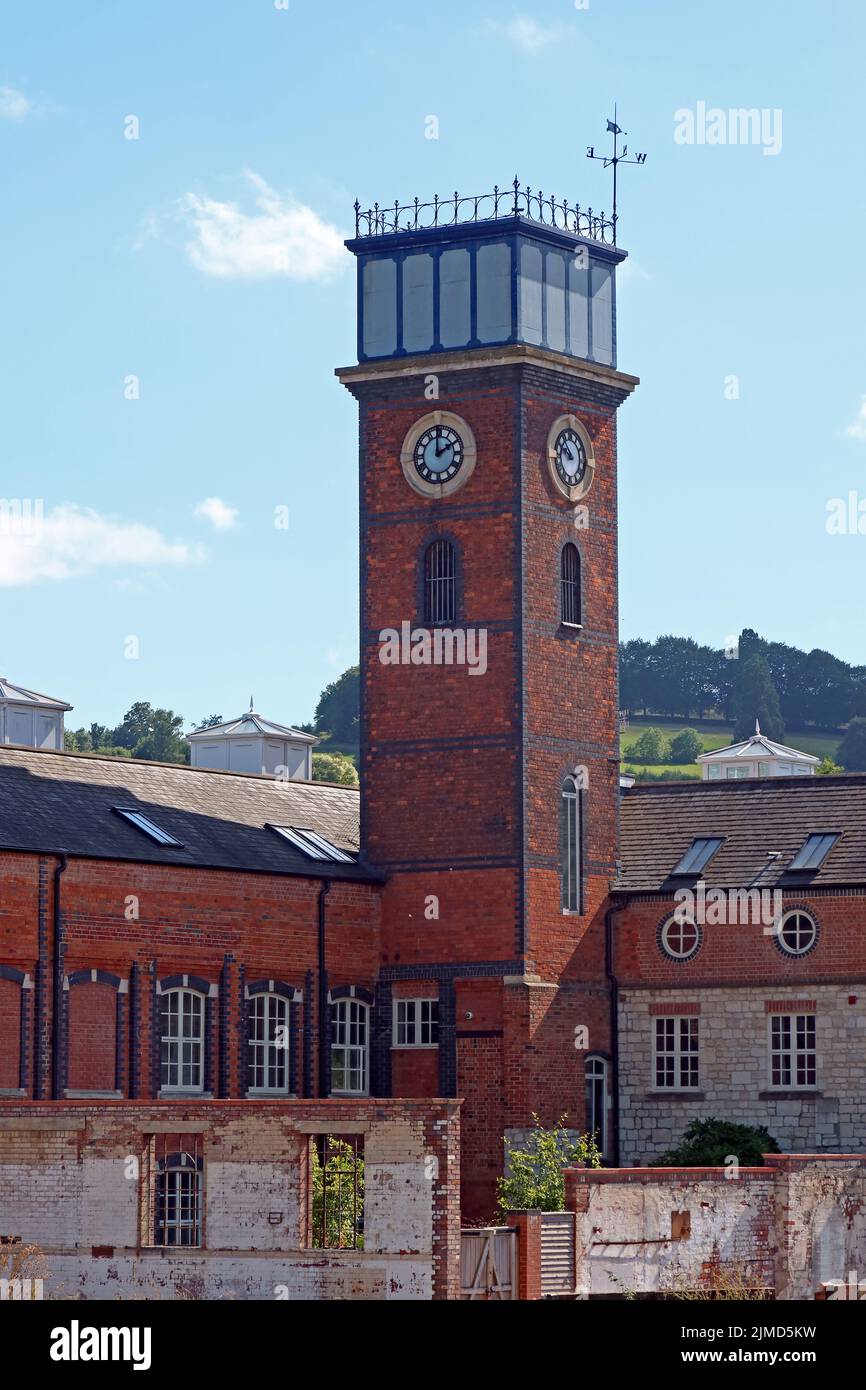 Torre dell'orologio, edifici di fabbrica e zona industriale di Avocet, a Dudbridge, Stroud, Gloucestershire, Inghilterra, REGNO UNITO, GL5 Foto Stock