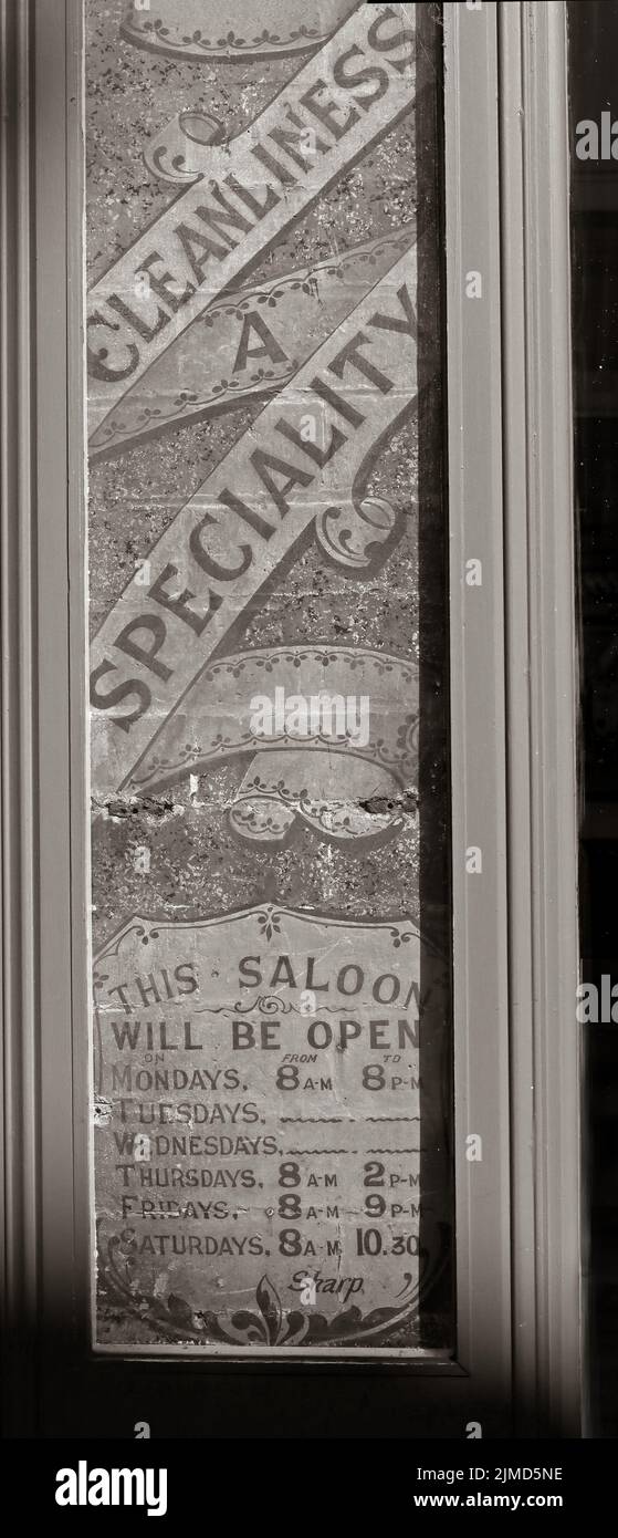 Pulizia una specialità, segno di negozio vittoriano a Stroud, Glos - Gloucestershire, Inghilterra, Regno Unito - BW Foto Stock