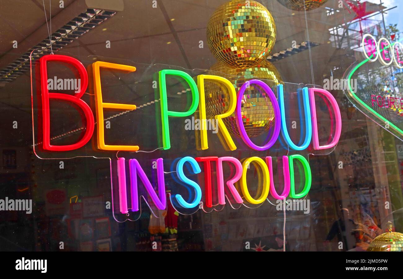 Siate orgogliosi di Stroud, LGBTQ sostegno nel centro di Stroud città, Gloucestershire, Inghilterra, Regno Unito - segno neon Foto Stock
