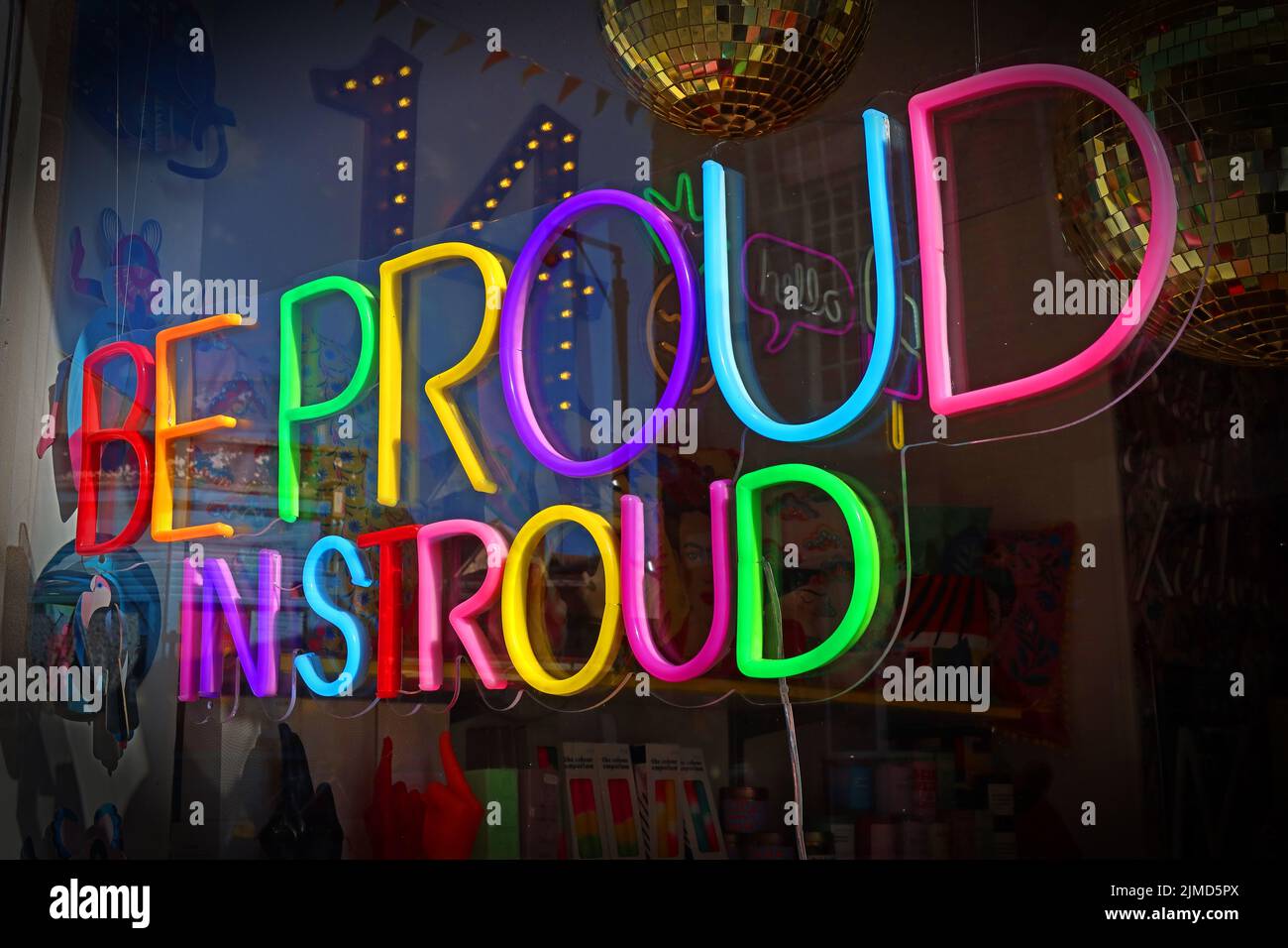 Siate orgogliosi di Stroud, LGBTQ sostegno nel centro di Stroud città, Gloucestershire, Inghilterra, Regno Unito - segno neon Foto Stock