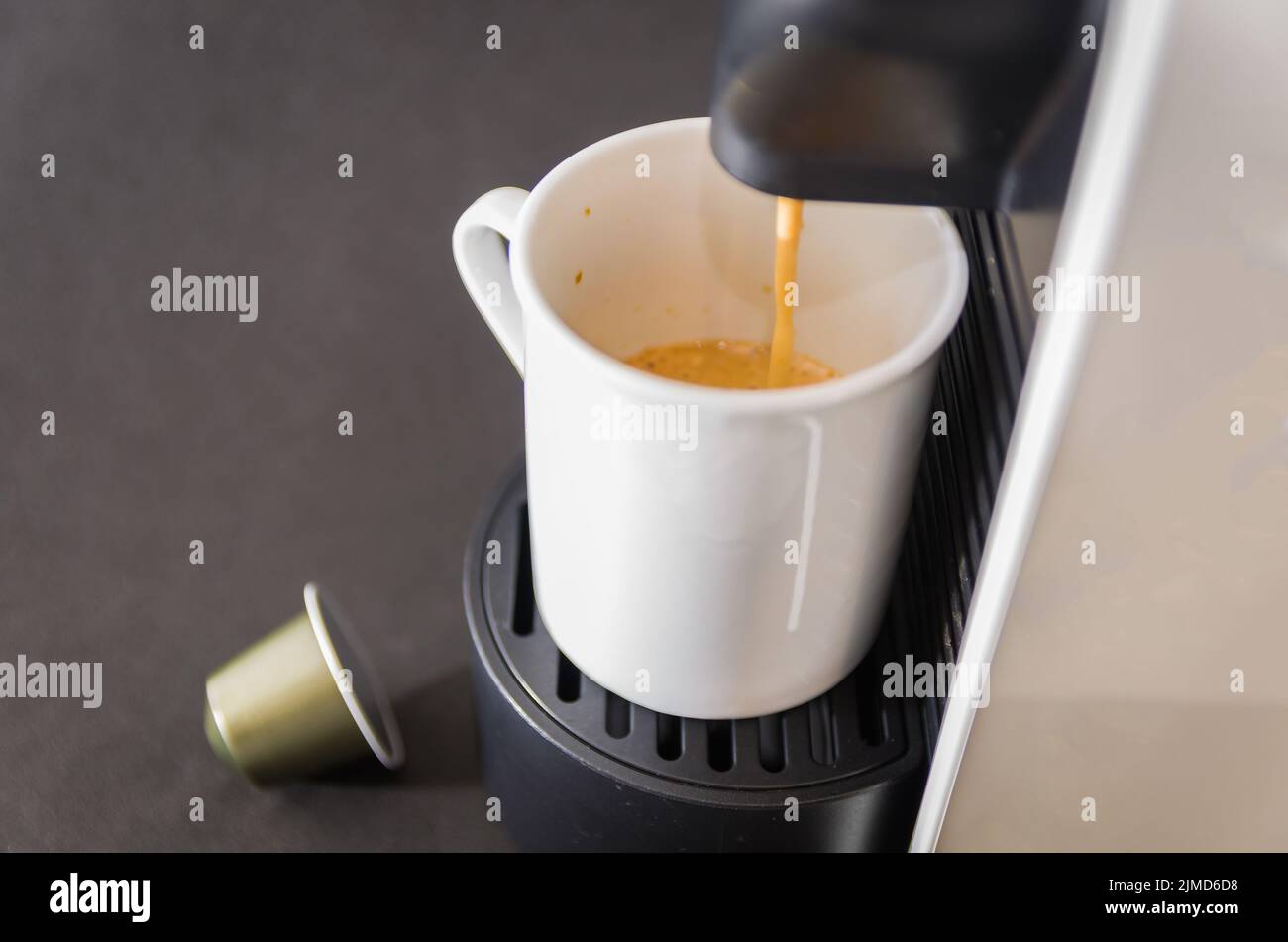 Macchina per il caffè che servono caffè, caffè espresso, caffè pod. Foto Stock