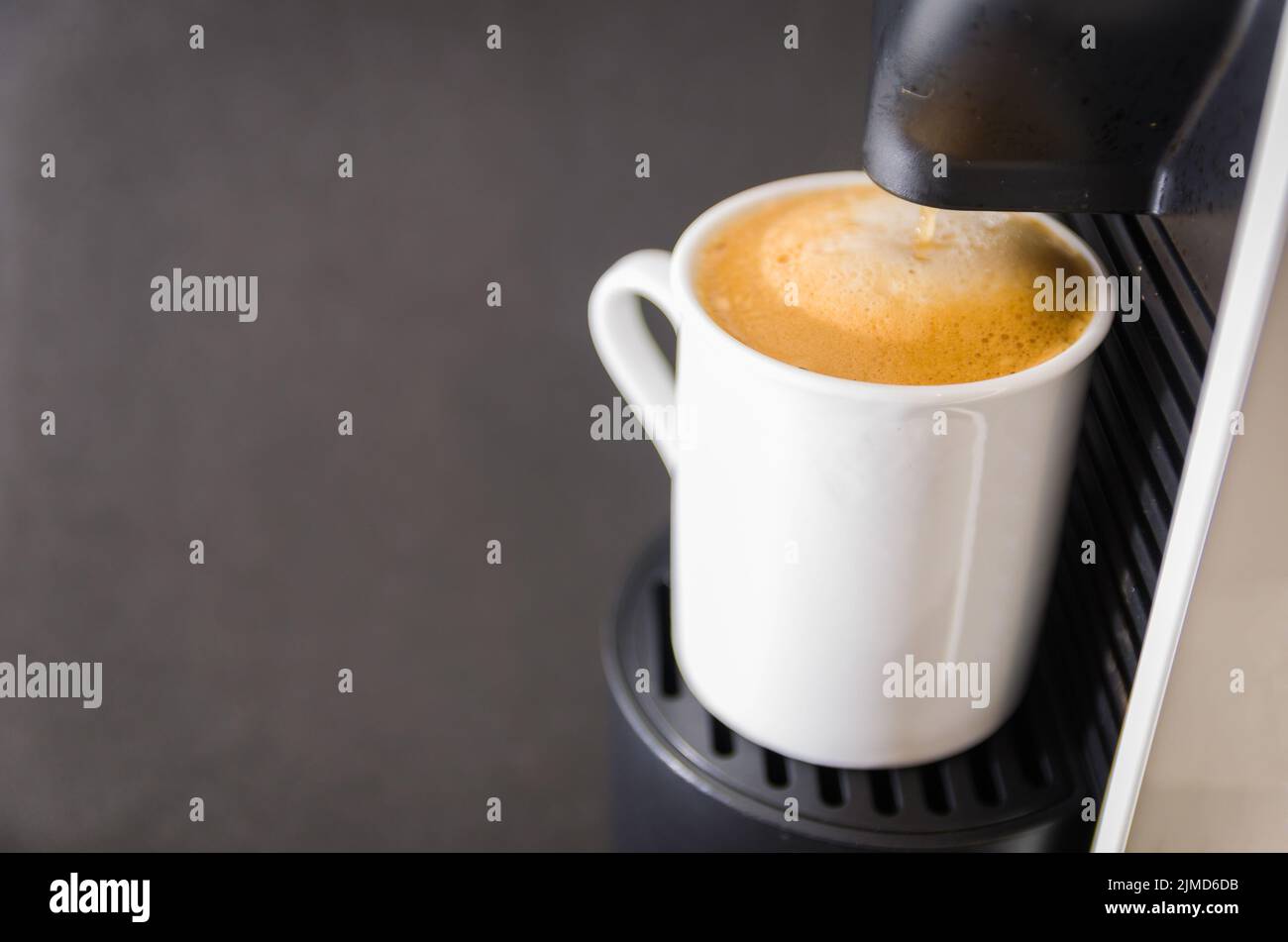 Macchina per il caffè che servono caffè, caffè espresso, caffè pod. Foto Stock