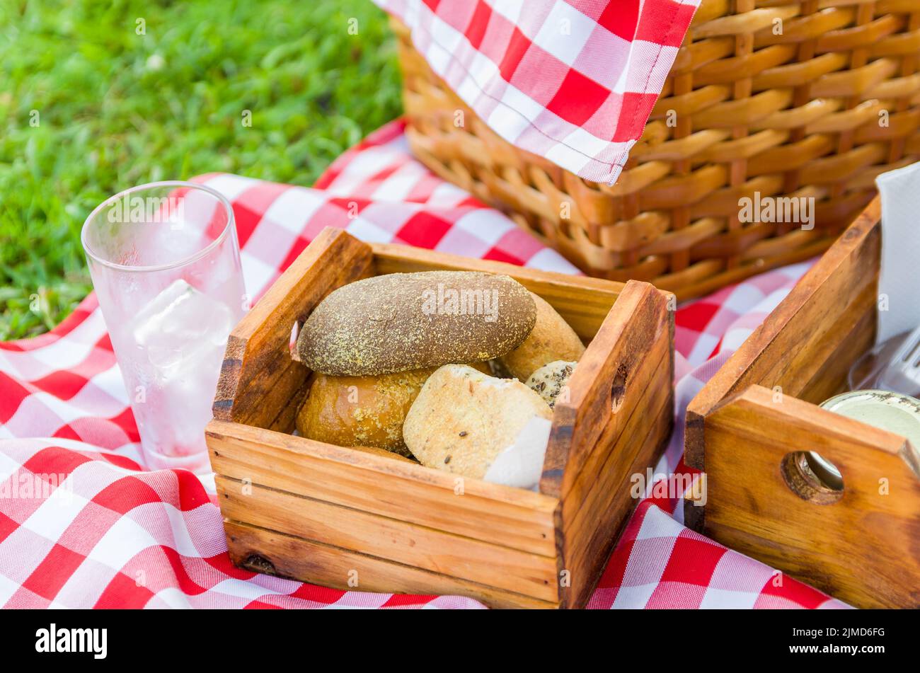 Grande concetto di pic-nic, pic-nic con frutta e succhi di frutta sul prato verde con bella vista Foto Stock