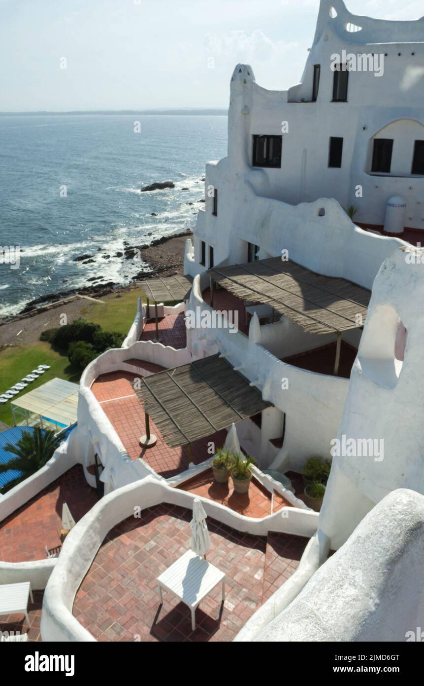 Vista del mare da Punta Ballena, a Punta del Este in Uruguay, Casapueblo. Si tratta di un hotel e una galleria di arte dove utilizzare al lavoro del famoso artista e cele Foto Stock