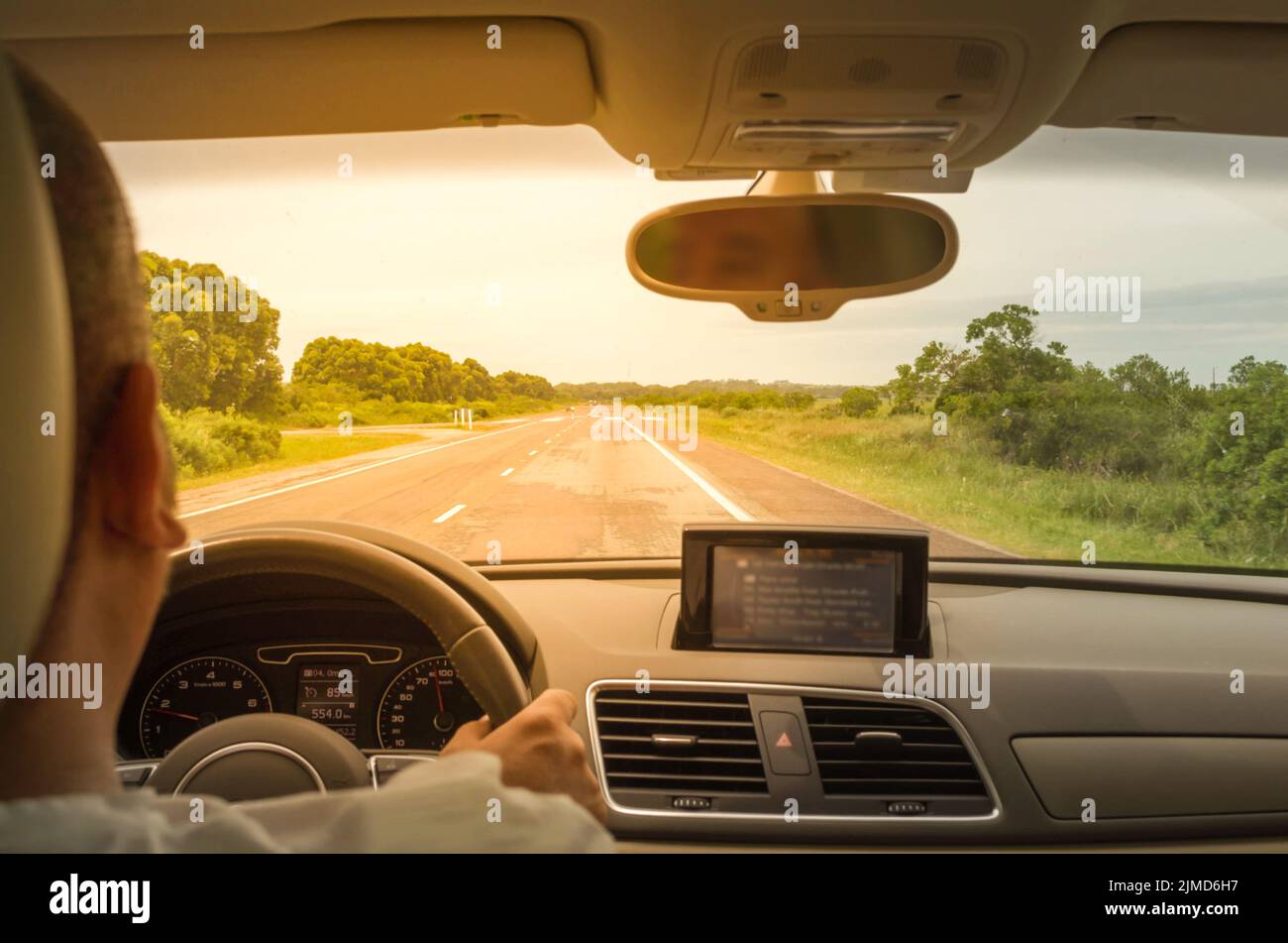 Grande concetto di viaggio in auto, auto di guida con vista del passeggero posteriore, vista del cruscotto auto e per breez Foto Stock