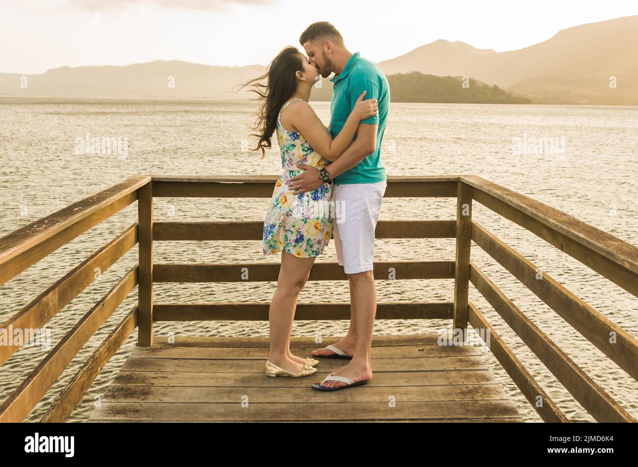 Pre coppie in viaggio di nozze e un paesaggio fantastico nella spiaggia di Torres. Foto Stock