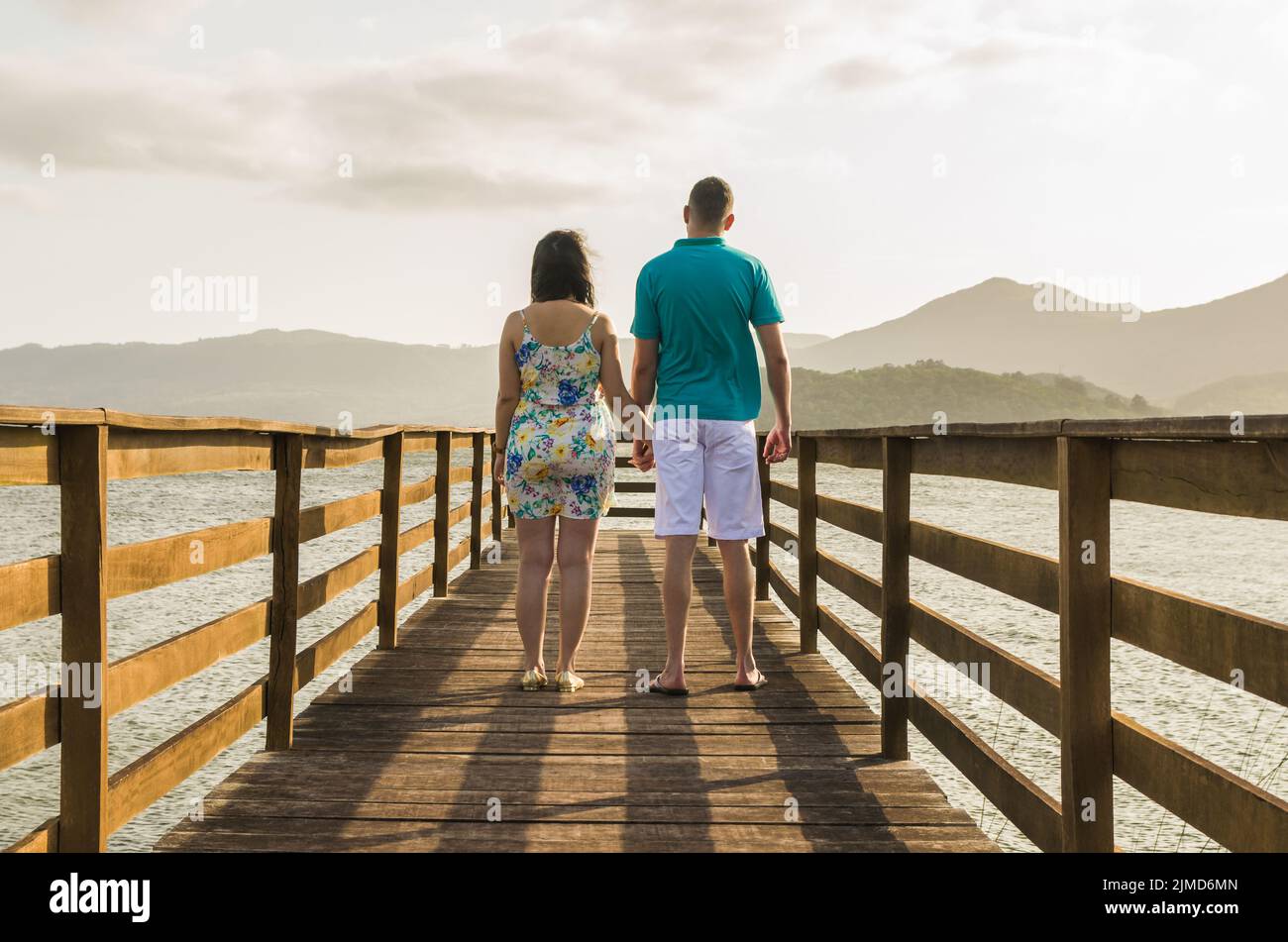 Pre coppie in viaggio di nozze e un paesaggio fantastico nella spiaggia di Torres. Foto Stock