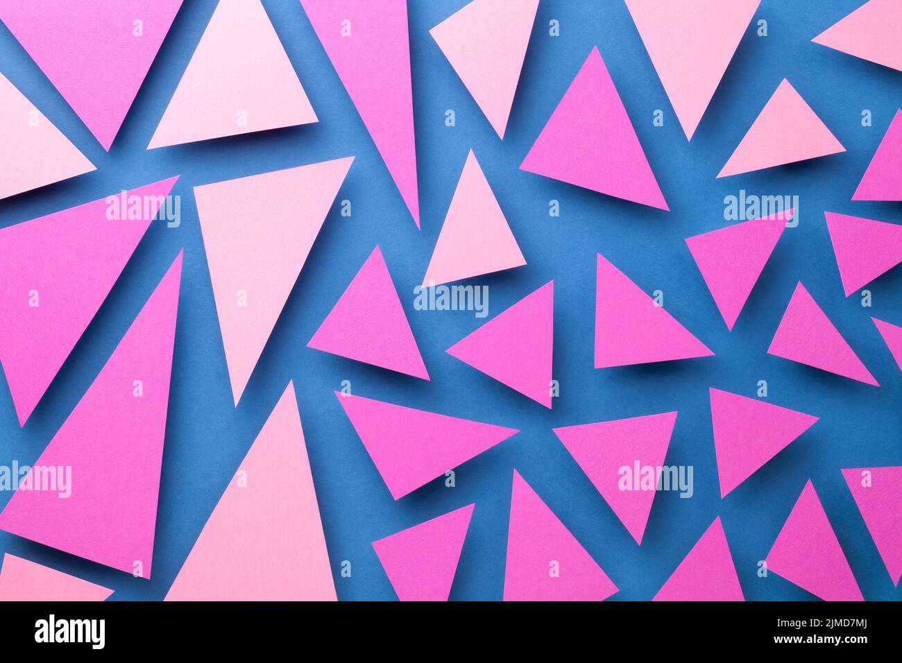 Composizione astratta con forme di carta triangolari rosa Foto Stock